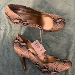 Mossimo size 7.5 snakeskin heels
